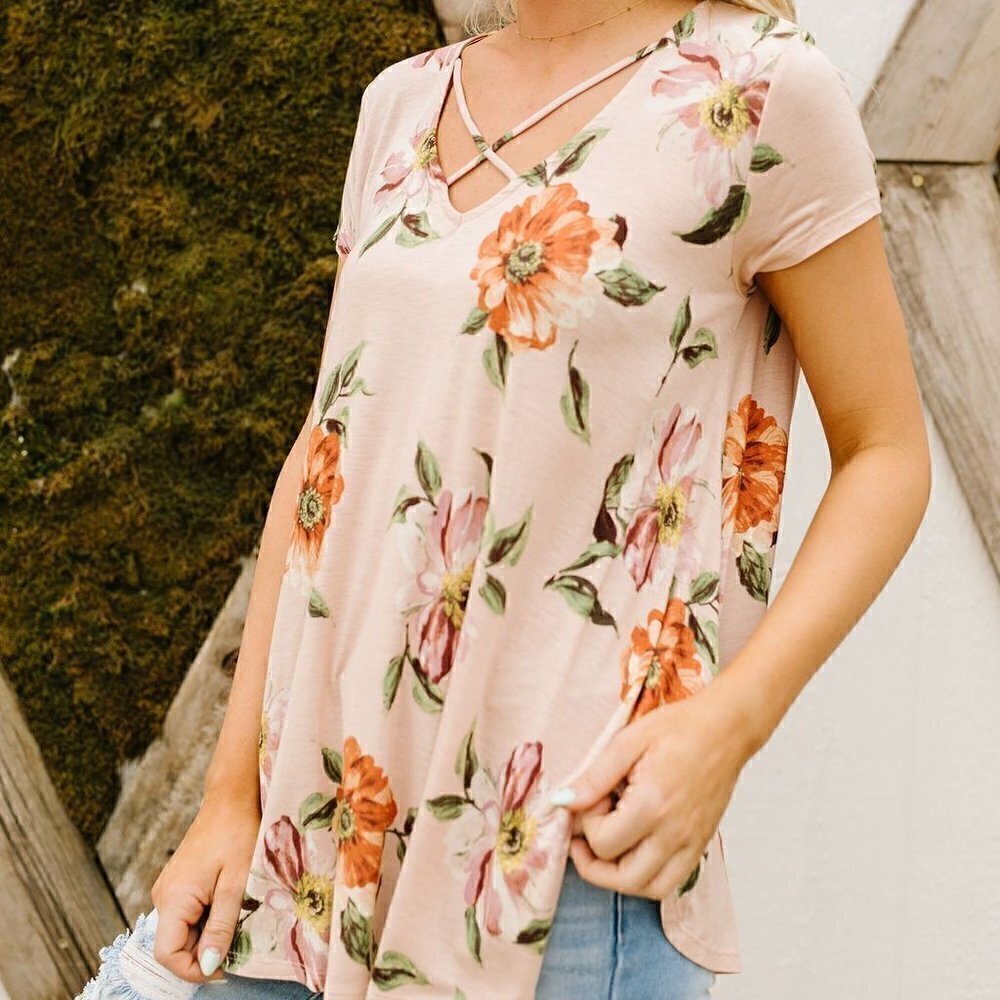 Chris & Carol - Peach Magnolias Top - NWOT - Picture 2 of 3